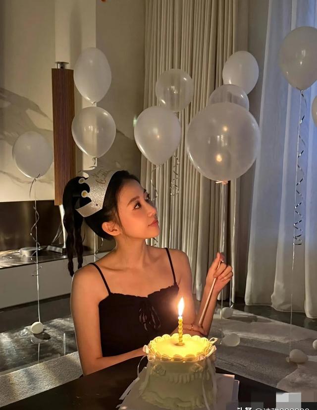 潘玮柏老婆宣云迎来31岁生日,穿黑色吊带扎丸子头庆生少女感满满
