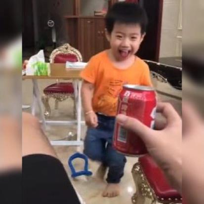 亲爸用一罐饮料“整蛊”儿子，网友打抱不平：这么可爱，怎么舍得