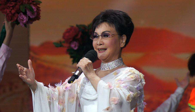 78岁李谷一,曾罕见晒与老公合照,两人相伴36年,女儿端庄漂亮