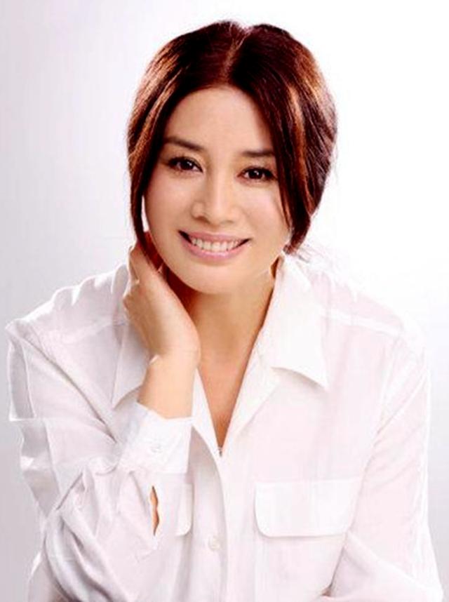 李凤绪晒近照,《青春祭》饰李纯,《安家》饰耿妈妈,已结婚31年