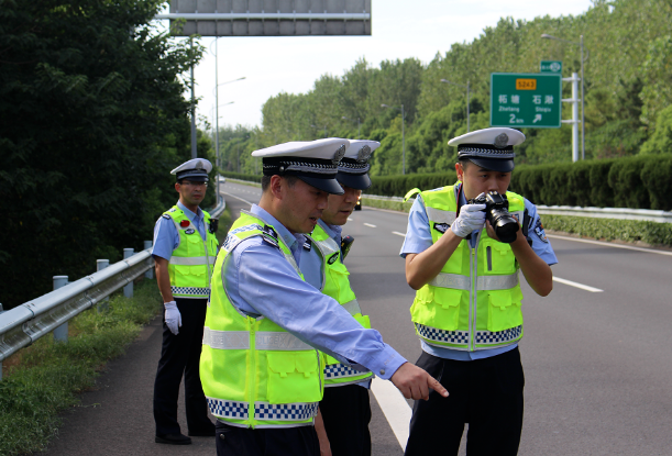 南京交警范清然因公殉职,妻子强忍眼泪亲吻其面颊:怕他心疼我哭