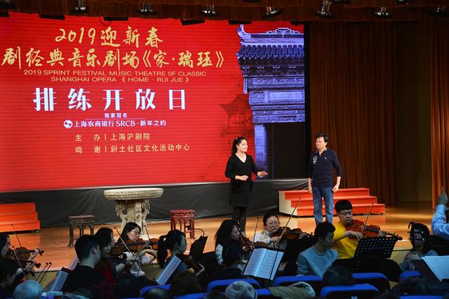 演员在台上少唱了一段，观众没有喊退票，反而笑了