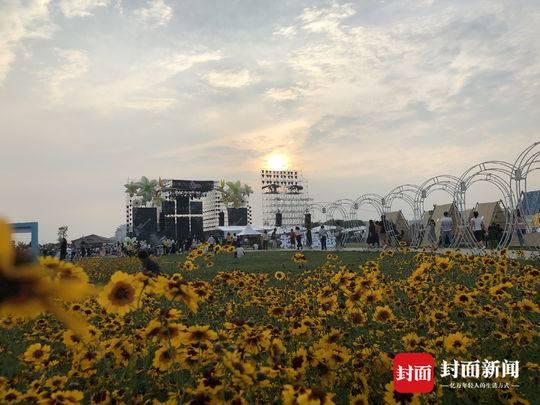 2018春浪音乐节唱响成都 粉丝提前十几个小时到场等爱豆
