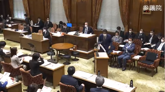 被问新冠肺炎患者人数，“静止”1分10秒后安倍回答“呃......这上面没写（你的问题）”