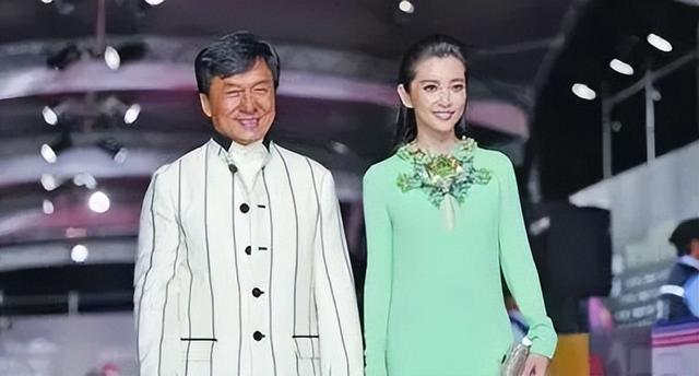 在发布会上，成龙突然从背后抱住范冰冰，时间竟长达10多秒钟