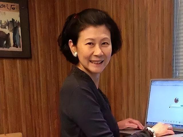 李嘉诚身旁的女人:被首富“独宠”30年,身家百亿,是个狠角色!