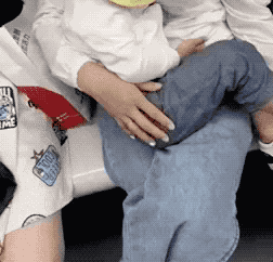 地铁上年轻妈妈暖爆朋友圈：你有教养的样子，真美！
