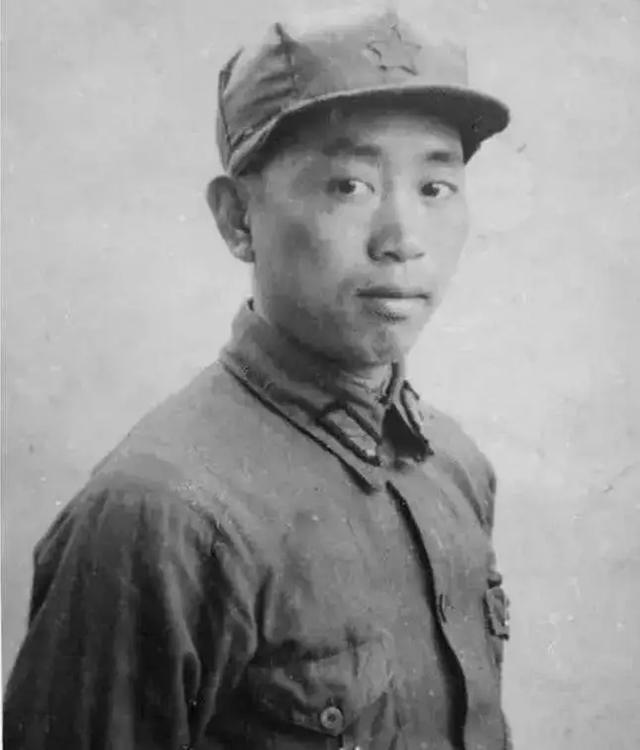 谭政发现刘亚楼的名字在自己前面,沉思过后说:以后别写我名字了