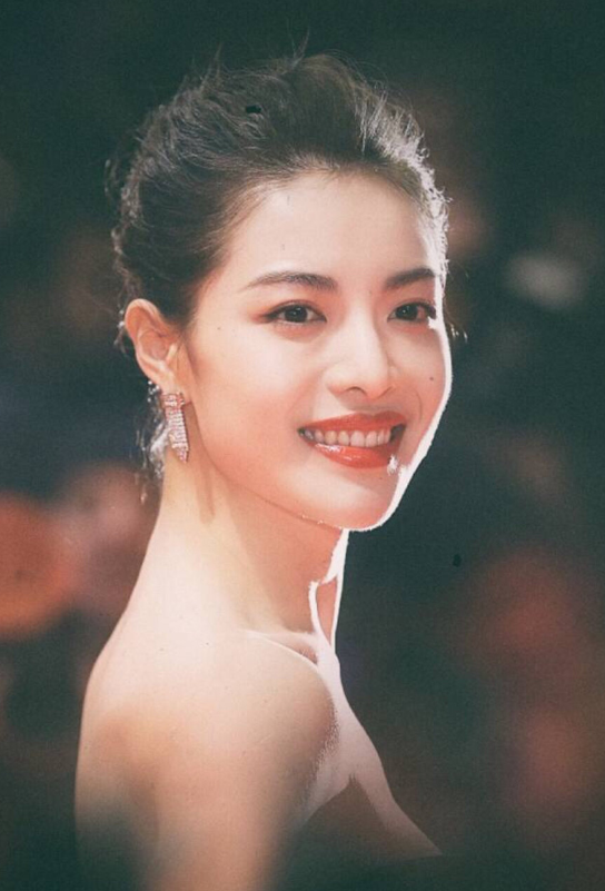 9位被称“老烟鬼”的女明星，周迅烟不离手，刘亦菲14岁就抽烟了