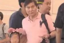 韩雪与老公万山罕见同框，惊现香港街头！被网友称为“父女恋。”
