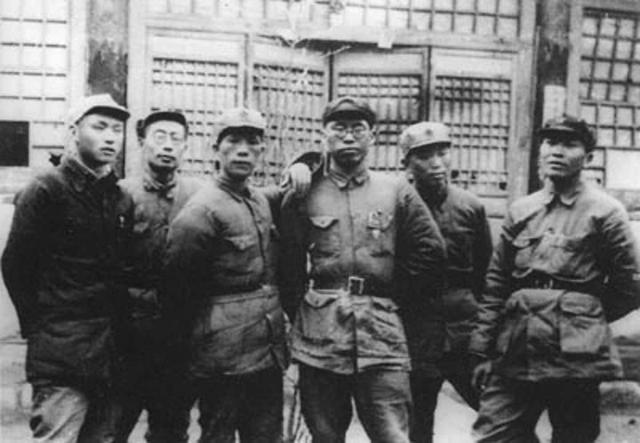 谭政发现刘亚楼的名字在自己前面,沉思过后说:以后别写我名字了