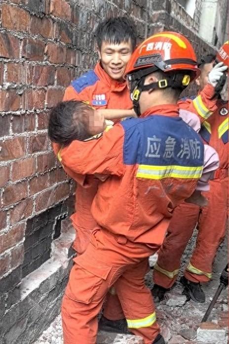 南宁7岁女孩被卡墙缝,危急时刻消防队员凿墙救援,结果……
