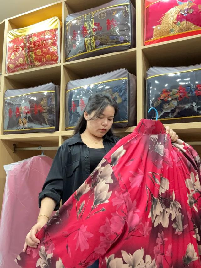 90后山东宝妈直播做“寿衣模特”,网友在线为自己挑选:希望漂漂亮亮地跟世界告别