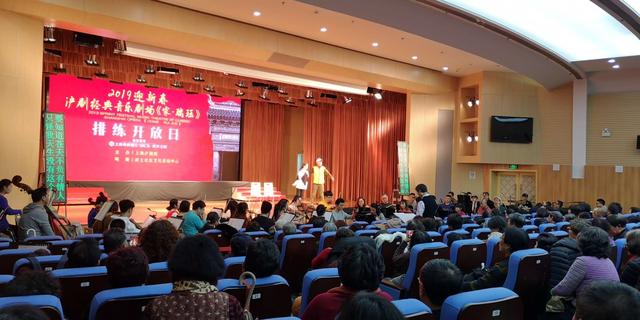 演员在台上少唱了一段，观众没有喊退票，反而笑了