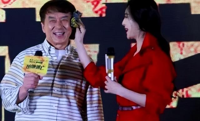 在发布会上，成龙突然从背后抱住范冰冰，时间竟长达10多秒钟