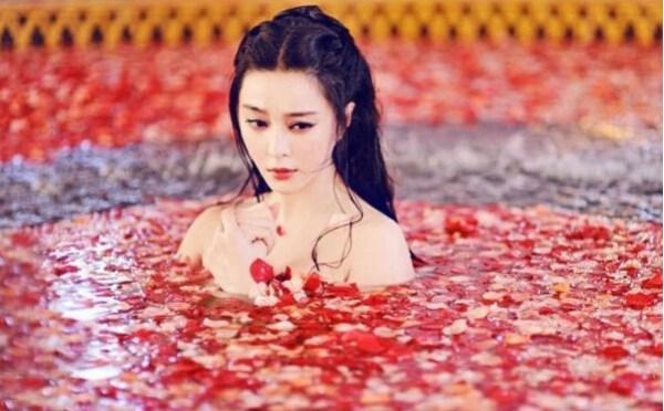 影视剧中最经典的10个美人出浴镜头，谁才是你心中的出水芙蓉？