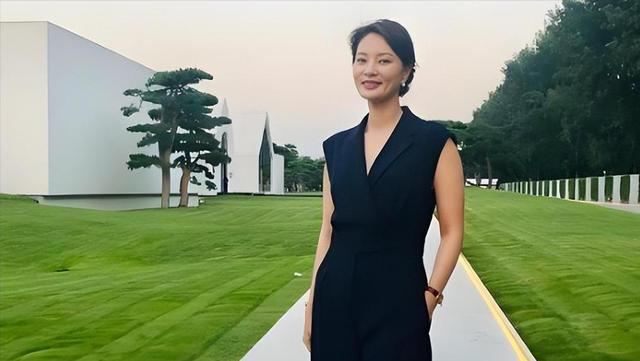 刘芳菲:经历两段感情后自己离开央视,如今47岁和陈宝国同游云冈