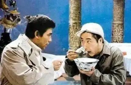 陈佩斯父亲和周总理的合影：周总理倚靠栏杆，笑得见牙不见眼