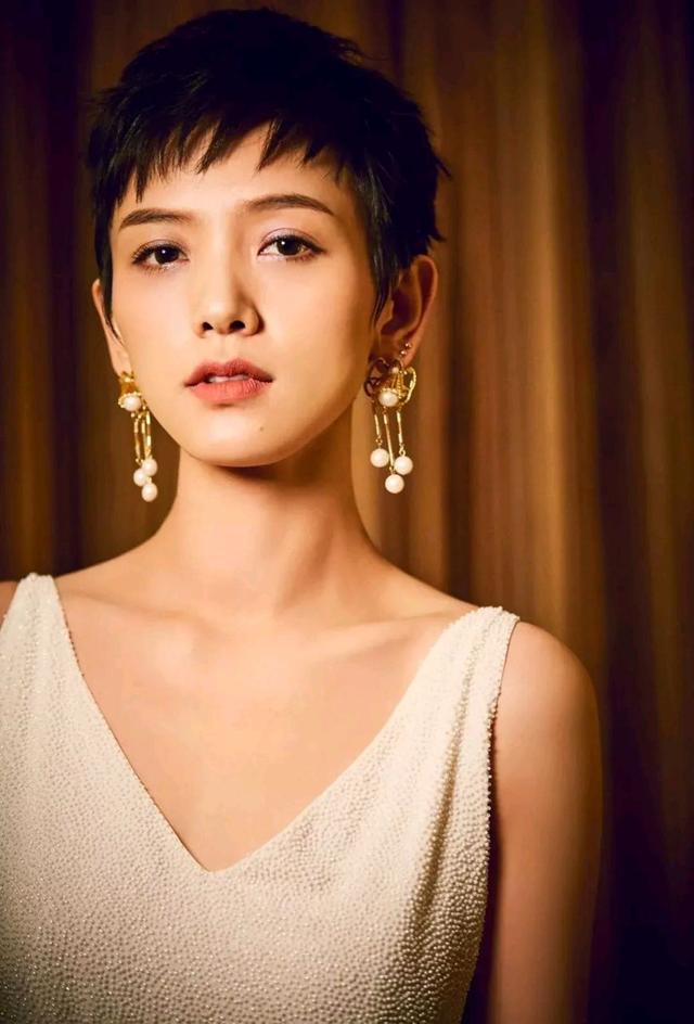 42岁李晓峰晒近照,被问和刘凯威分手了吗?新发型显老,像赵雅芝
