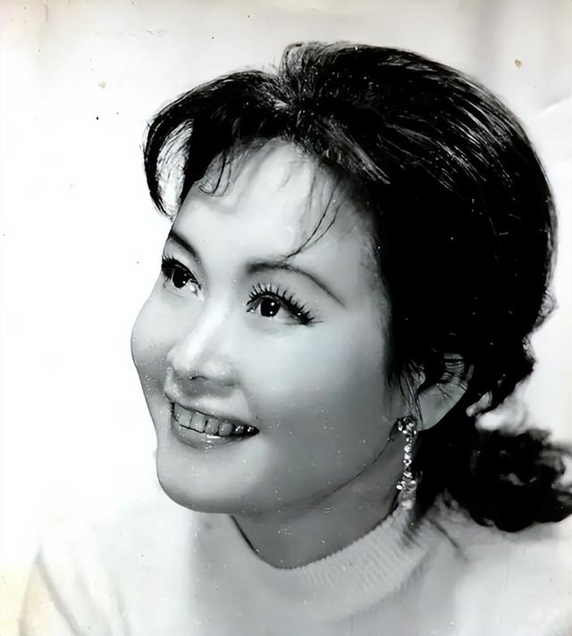 78岁李谷一,曾罕见晒与老公合照,两人相伴36年,女儿端庄漂亮