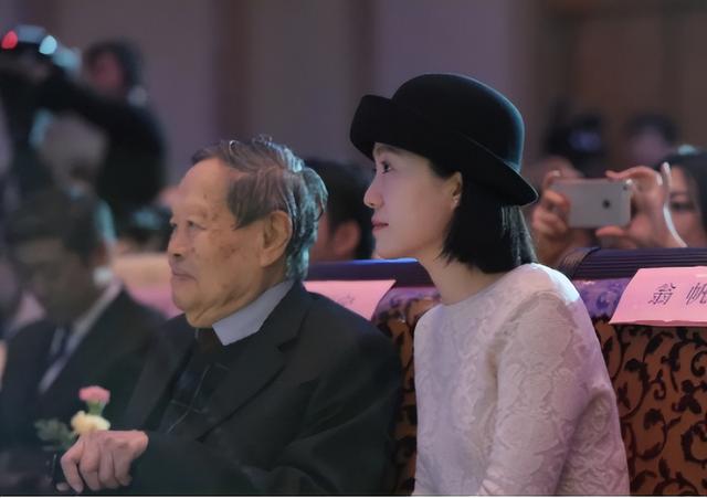 杨振宁的年薪有多高?翁帆不小心说漏嘴,大方承认对杨老有所图?