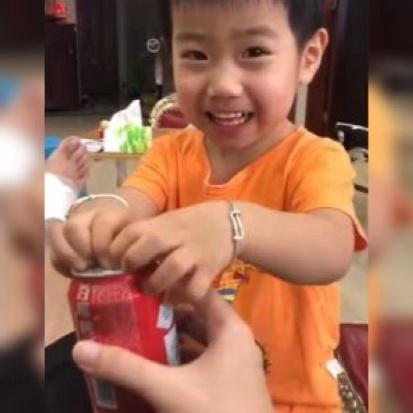 亲爸用一罐饮料“整蛊”儿子，网友打抱不平：这么可爱，怎么舍得