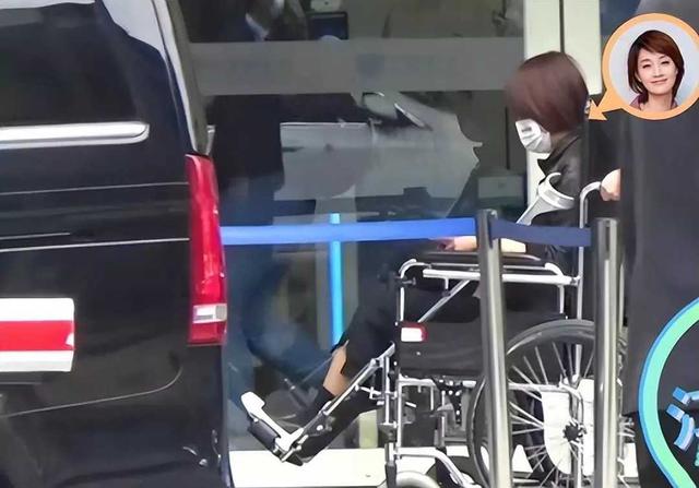马伊琍脚部受伤,坐轮椅现身医院,面容憔悴独自拄拐回家好心酸