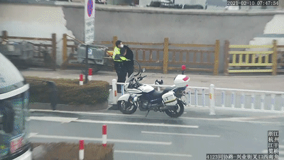 两个大男人街头上演“爱的抱抱”,咋回事?