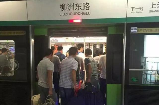 地铁上年轻妈妈暖爆朋友圈：你有教养的样子，真美！