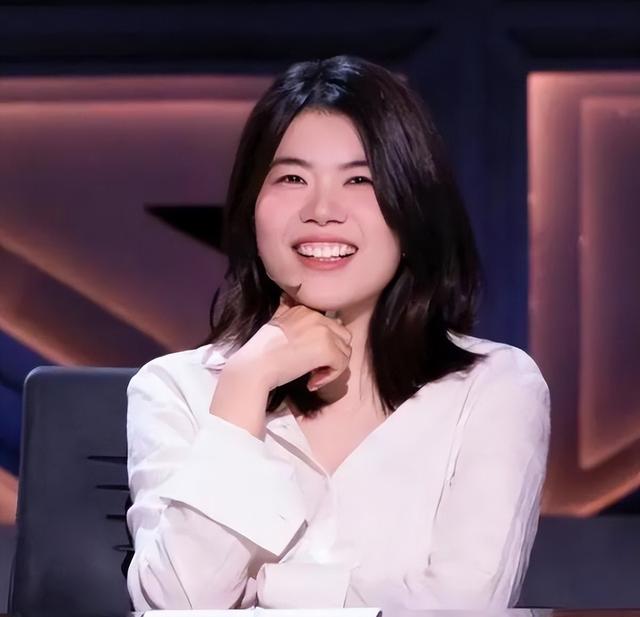 9位被称“老烟鬼”的女明星，周迅烟不离手，刘亦菲14岁就抽烟了