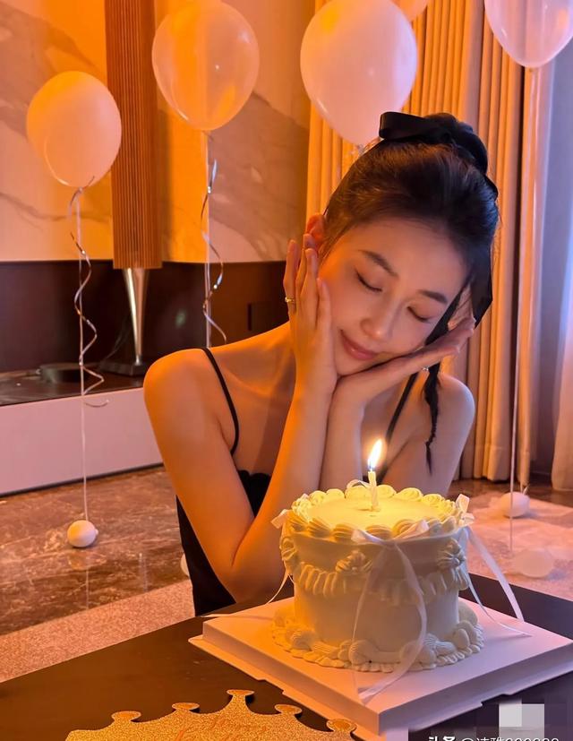 潘玮柏老婆宣云迎来31岁生日,穿黑色吊带扎丸子头庆生少女感满满