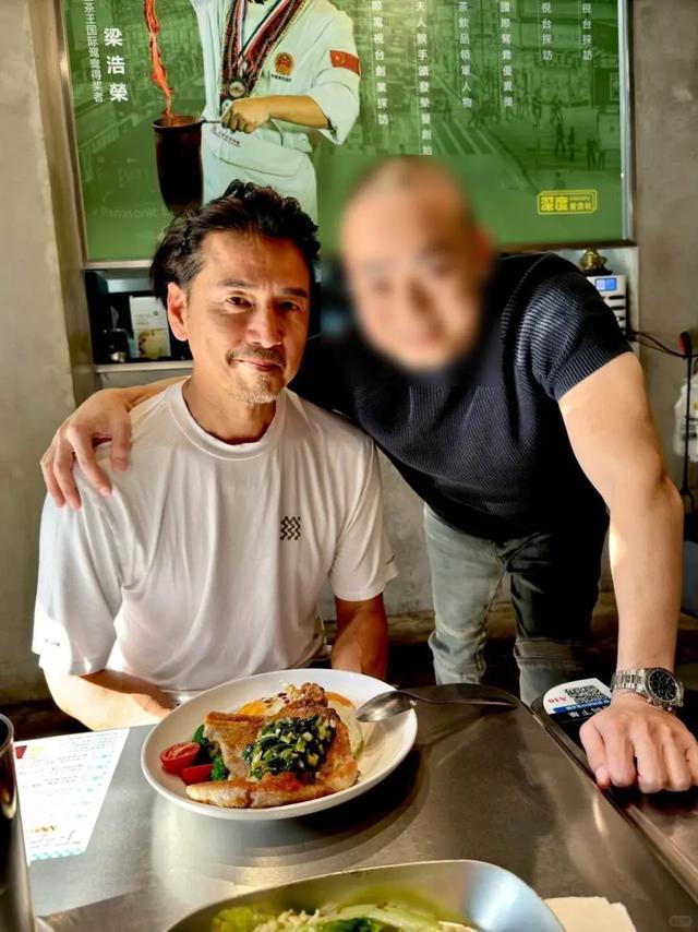 亚视“御用反派”被偶遇，越老越有味道，被指像冯德伦，娶富二代