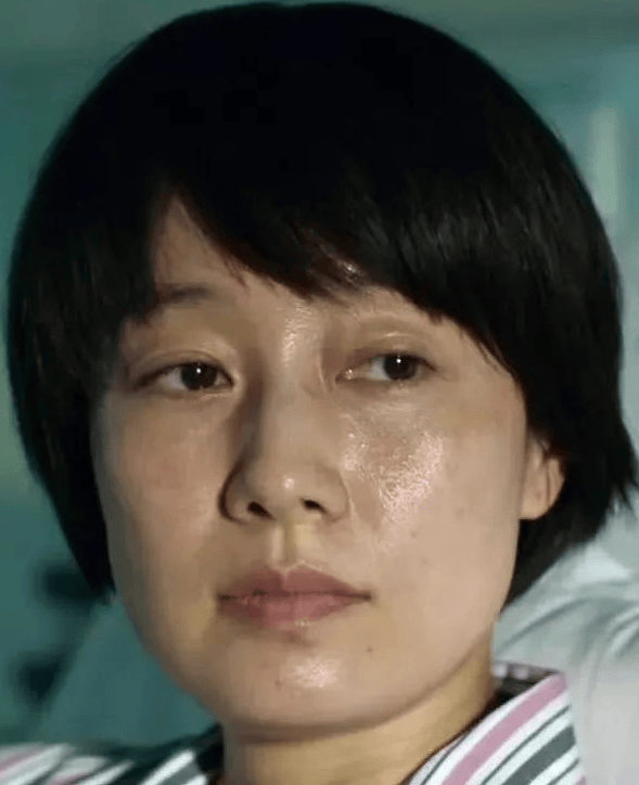 9位被称“老烟鬼”的女明星，周迅烟不离手，刘亦菲14岁就抽烟了