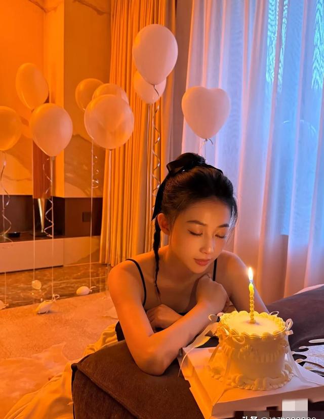 潘玮柏老婆宣云迎来31岁生日,穿黑色吊带扎丸子头庆生少女感满满