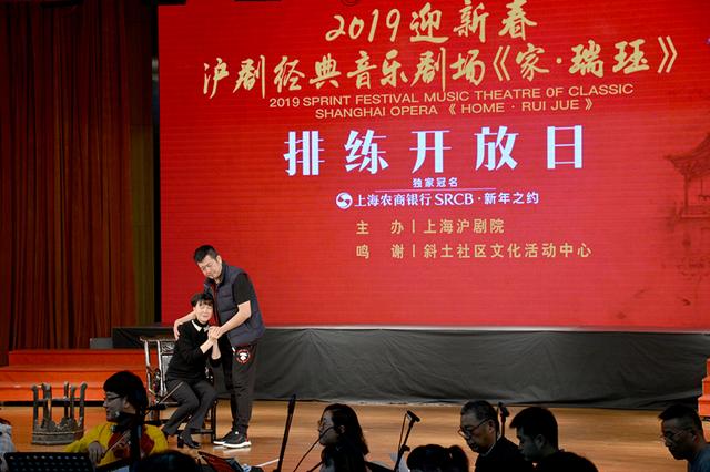 演员在台上少唱了一段，观众没有喊退票，反而笑了