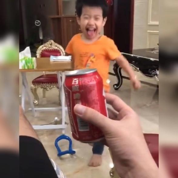 亲爸用一罐饮料“整蛊”儿子，网友打抱不平：这么可爱，怎么舍得