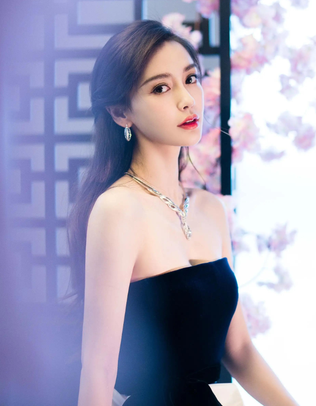 9位被称“老烟鬼”的女明星，周迅烟不离手，刘亦菲14岁就抽烟了