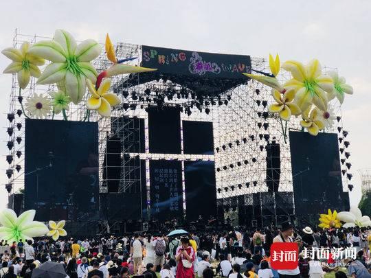 2018春浪音乐节唱响成都 粉丝提前十几个小时到场等爱豆