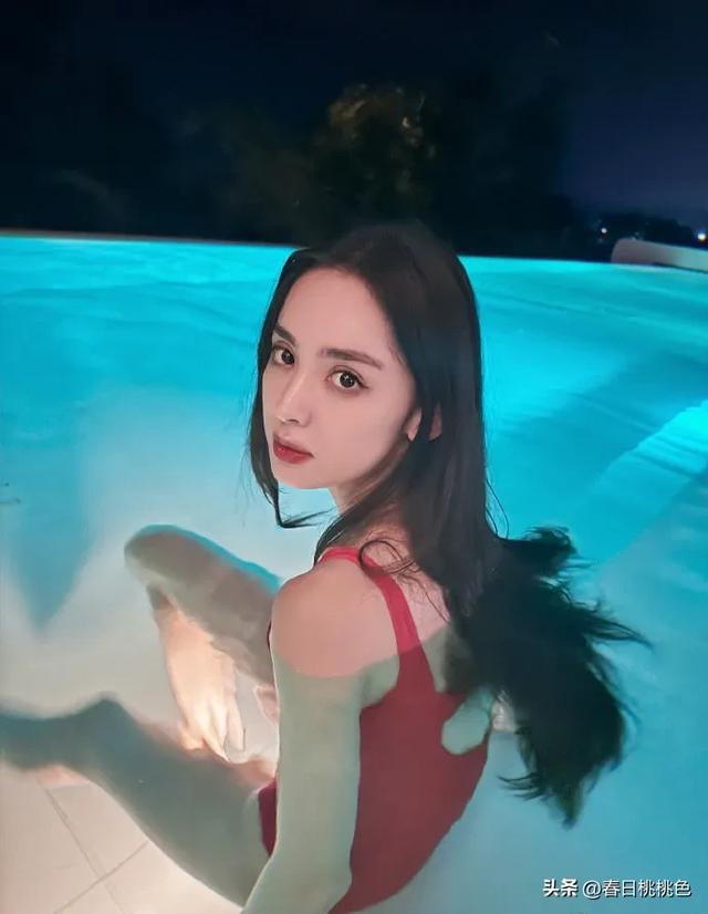 浓颜系美女古丽娜扎|泳池随拍