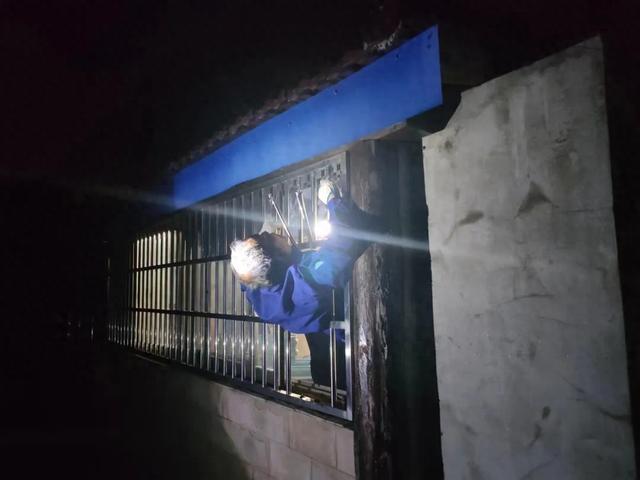 这次,连民警也绷不住笑了……