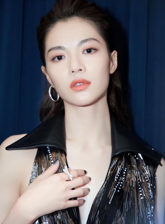 9位被称“老烟鬼”的女明星，周迅烟不离手，刘亦菲14岁就抽烟了