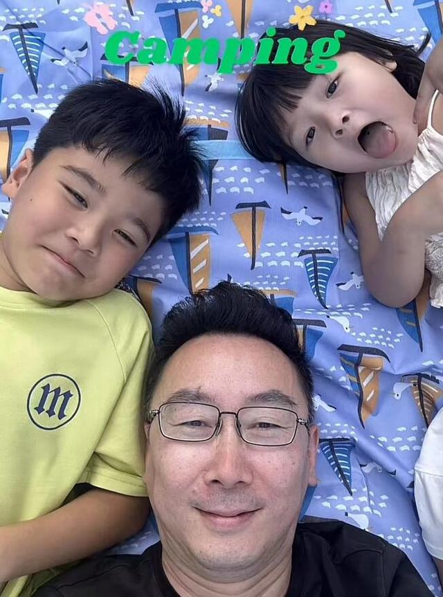 53岁陆川晒儿女正脸照，9岁儿子与3岁女儿酷似妈妈胡蝶，像龙凤胎