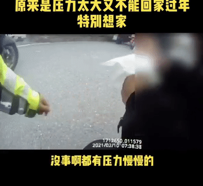 两个大男人街头上演“爱的抱抱”,咋回事?