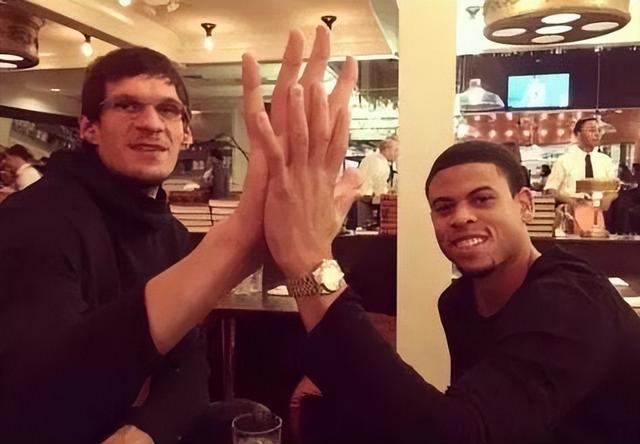 这不是P图 NBA球星的手就有这么夸张！奥尼尔喝水如喝口服液