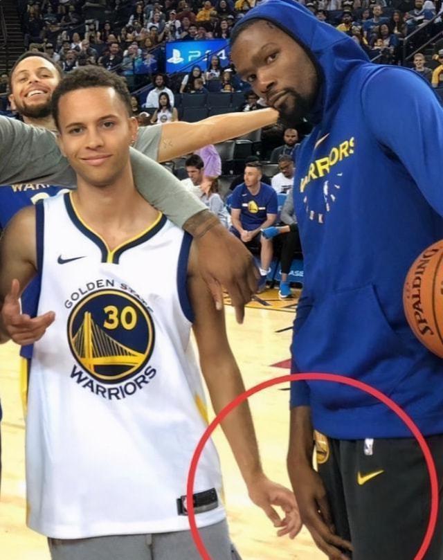 这不是P图 NBA球星的手就有这么夸张！奥尼尔喝水如喝口服液
