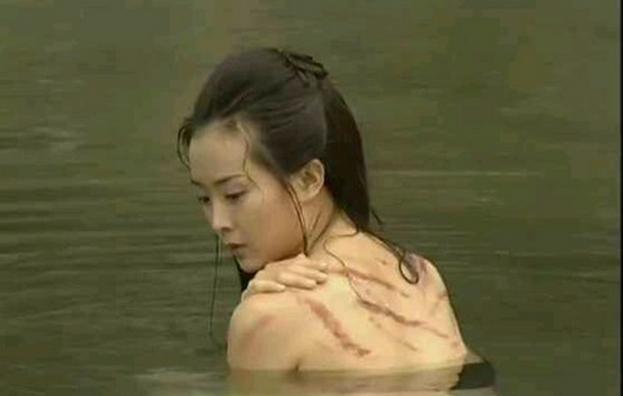 影视剧中最经典的10个美人出浴镜头，谁才是你心中的出水芙蓉？