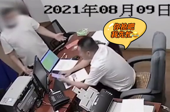 男子持刀抢银行,银行经理不信,边玩手机边聊天“你抢吧,我先忙!”
