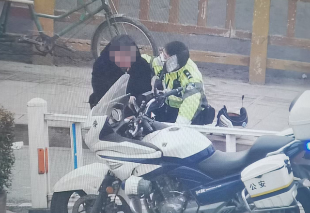 两个大男人街头上演“爱的抱抱”,咋回事?