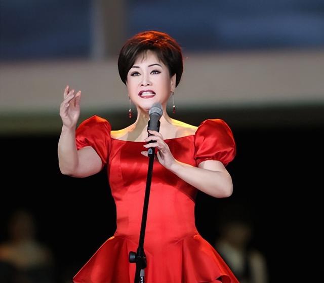78岁李谷一,曾罕见晒与老公合照,两人相伴36年,女儿端庄漂亮