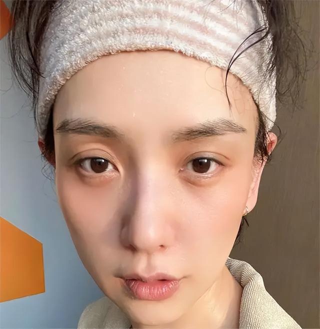 42岁李晓峰晒近照,被问和刘凯威分手了吗?新发型显老,像赵雅芝